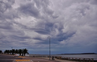 (Cielo de Punta del Este previo a la tormenta) El SINAE emitió algunas reocomendaciones ante alertas en URUGUAY
